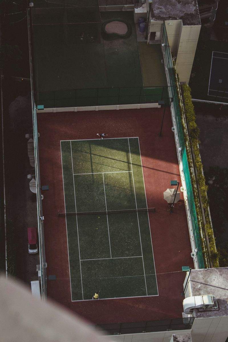 Les gestes essentiels pour améliorer son service au tennis